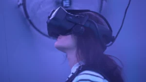 Femme portant une casque de réalité virtuelle