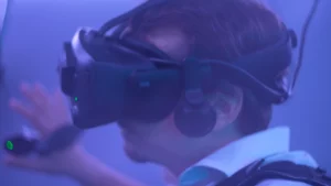 Homme de profil utilisant un casque VR