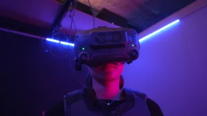 Femme équipée d'un casque de réalité virtuelle et éclairage néons