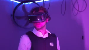 Homme portant une veste haptique et des lunettes de réalité virtuelle