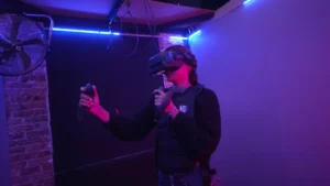Femme équipée pour jouer en réalité virtuelle