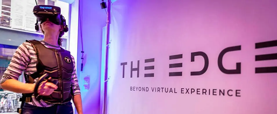 Jeune femme équipée pour jouer en réalité virtuelle chez The Edge