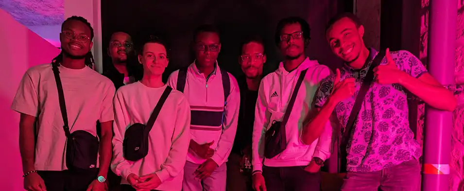 Escape game 7 players smiling in VR in Paris