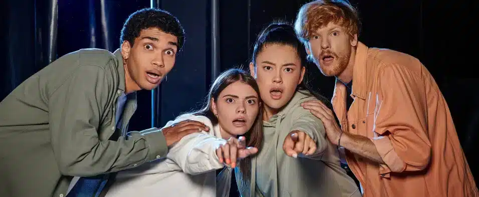 8 players amazed in an escape room in virtual reality