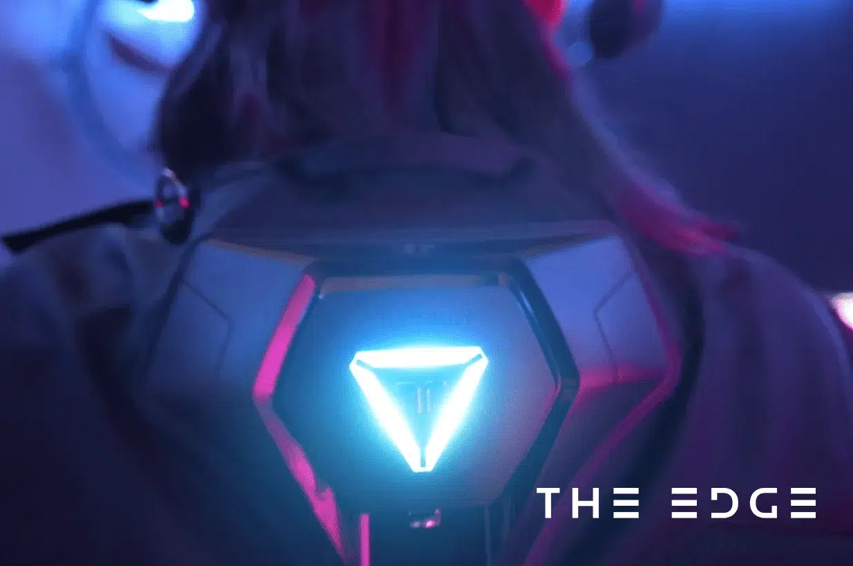 personne portant veste haptique réalité virtuelle paris