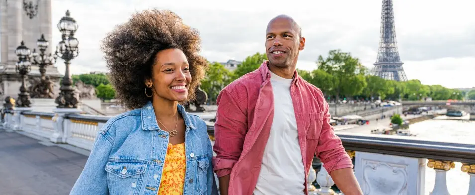Couple en balade romantique à Paris avec la Tour Eiffel en arrière-plan