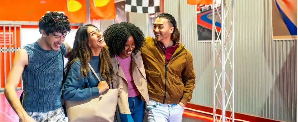 Groupe d'amis riant ensemble après une activité immersive à Paris, près du Centre Pompidou