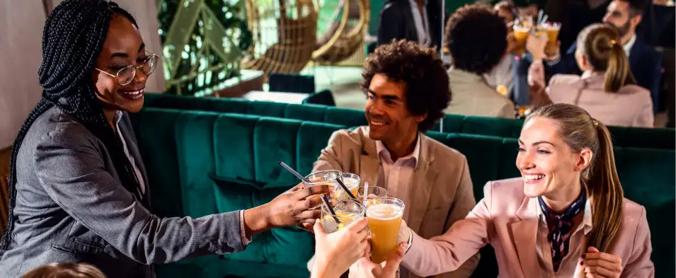 Collègues trinquant lors d'un pot d'arrivée à Paris — afterwork convivial entre collègues