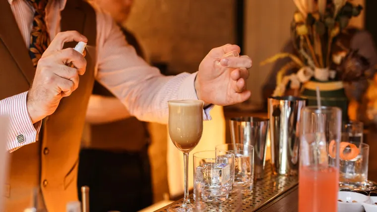 Préparation de cocktails au shaker lors d'un atelier de mixologie à Paris