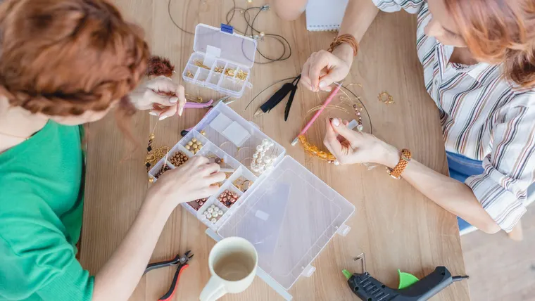 Atelier DIY de fabrication de bougies entre amis à Paris