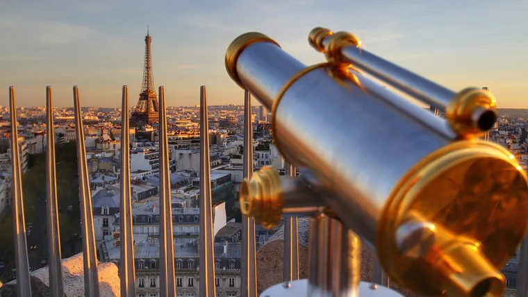 Vue sur la tour Eiffel depuis la terrasse de l'Arc de Triomphe — panorama du 8e avant un escape game VR à Paris