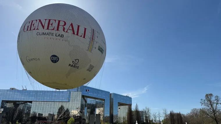 Le Ballon de Paris Generali amarré au parc André-Citroën, 15e arrondissement de Paris