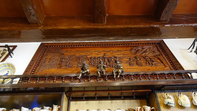Décor breton en bois sculpté de la Crêperie Josselin, rue du Montparnasse dans le 14e arrondissement de Paris