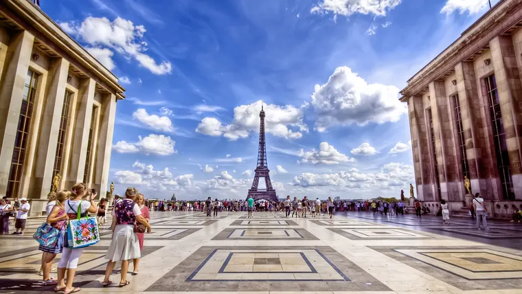 Vue sur la Tour Eiffel depuis l'esplanade du Trocadéro, 16e arrondissement de Paris