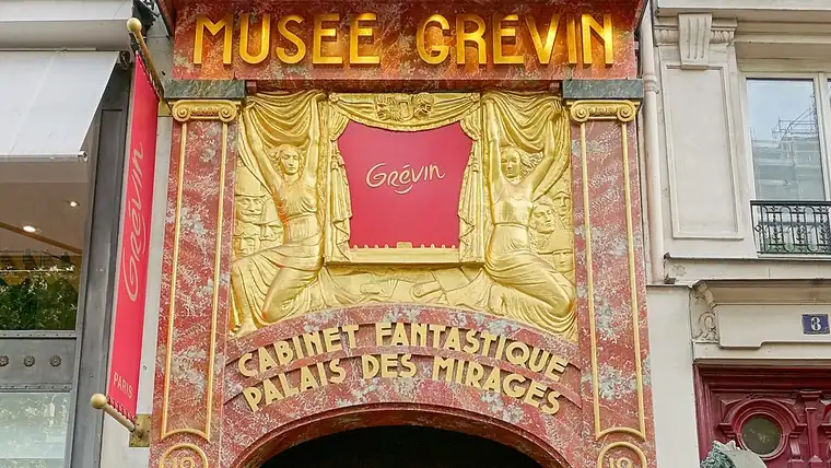 Façade du musée Grévin et de son Palais des mirages — sortie immersive dans le 9e avant un escape game VR à Paris