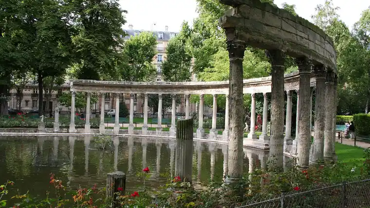 Colonnade de la naumachie au parc Monceau dans le 8e — pause verte avant un escape game VR à Paris