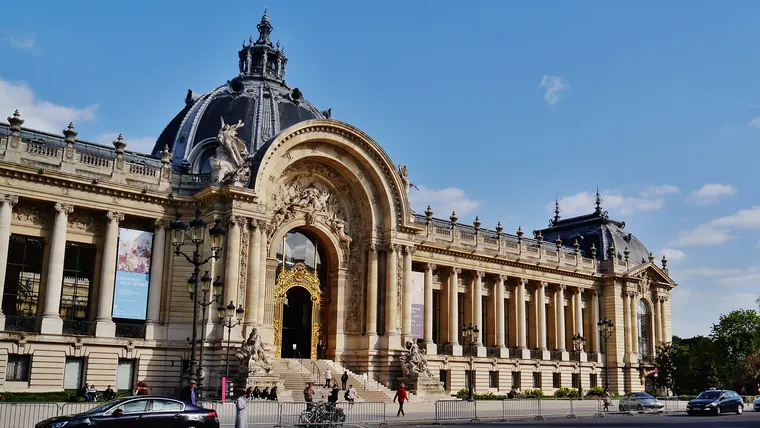Façade, dôme et portail doré du Petit Palais dans le 8e — musée gratuit avant un escape game VR à Paris
