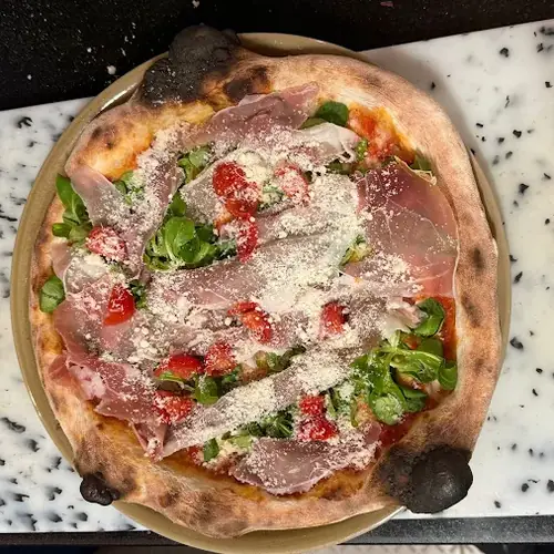 Pizza napolitaine du pizzaiolo Il Pomod'oro servie chez The Edge Paris