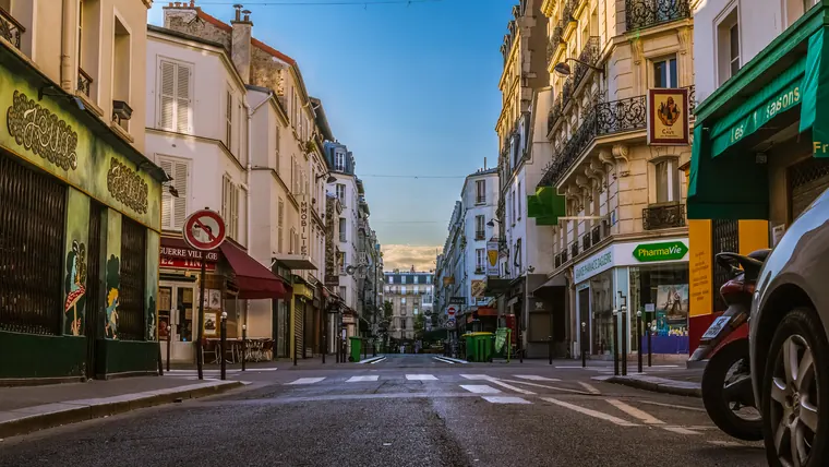 La rue Daguerre et ses commerces, ambiance village dans le 14e arrondissement de Paris