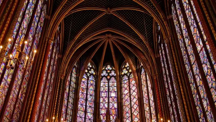 Vitraux de la Sainte-Chapelle dans le 1er arrondissement — visite immersive avant un escape game VR à Paris