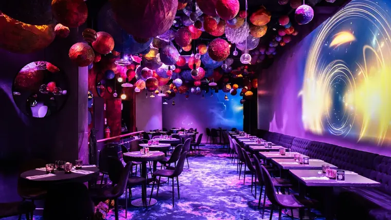 Stellar, restaurant immersif cosmique dans le 11e arrondissement de Paris — plafond de planètes et projections spatiales
