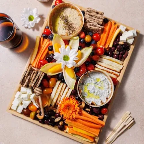 Buffet traiteur Karmama dressé pour un événement d'entreprise chez The Edge Paris
