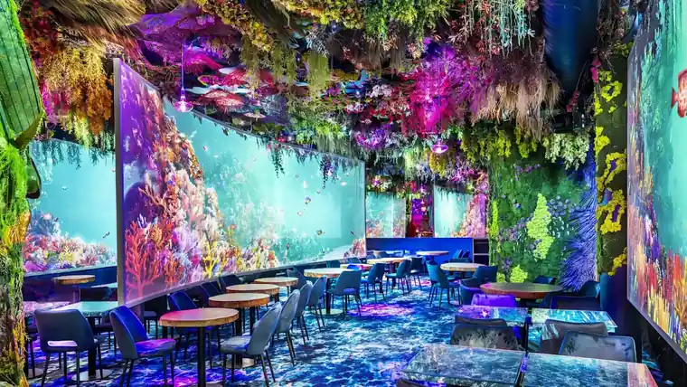 Salle du restaurant immersif Under the Sea V2, décor sous-marin de coraux et projections, Porte de Versailles